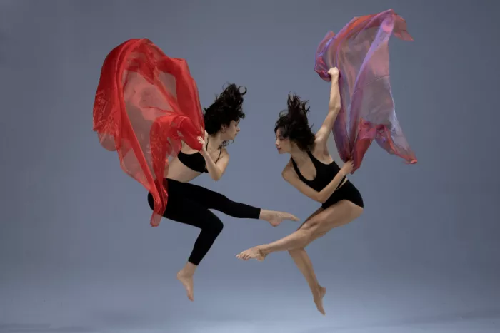 Topalismailoglu, Nevra: Bailarinas Ena