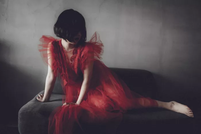 Sangan, Kurosaki: Mädchen in roter Kleidung