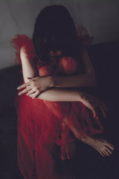 Sangan, Kurosaki: fille en vêtements rouges