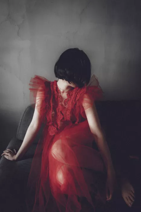 Sangan, Kurosaki: Mädchen in roter Kleidung