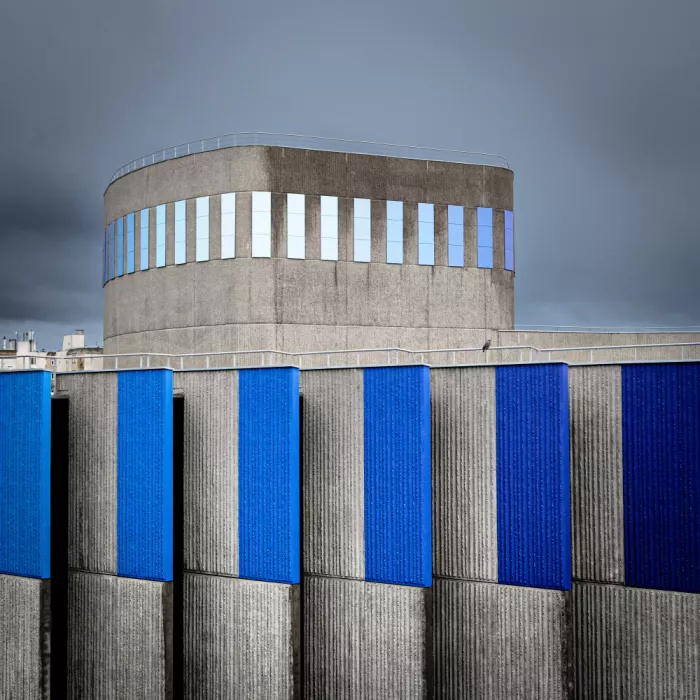 Loire, Hervé: Brutalismo en azul