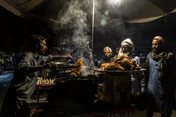 Molina, Elena: Nightlife on the streets of Lahore