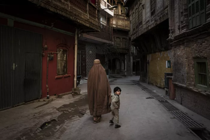 Molina, Elena: Uno sguardo curioso mentre passeggiamo in "Sethi Mohallah", Peshawar