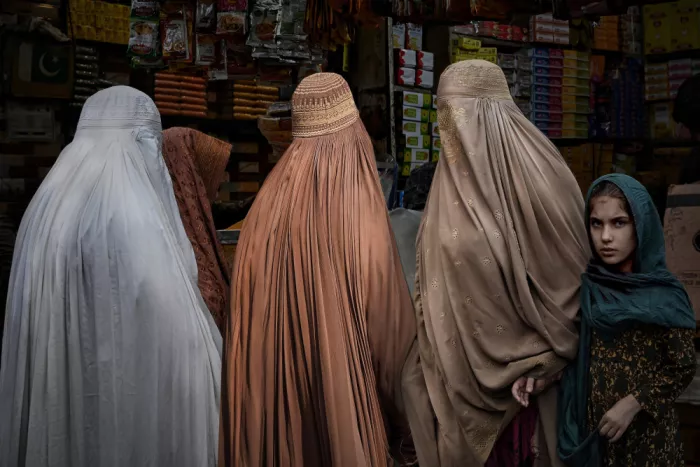 Perovich, Irene: En las calles de Peshawar