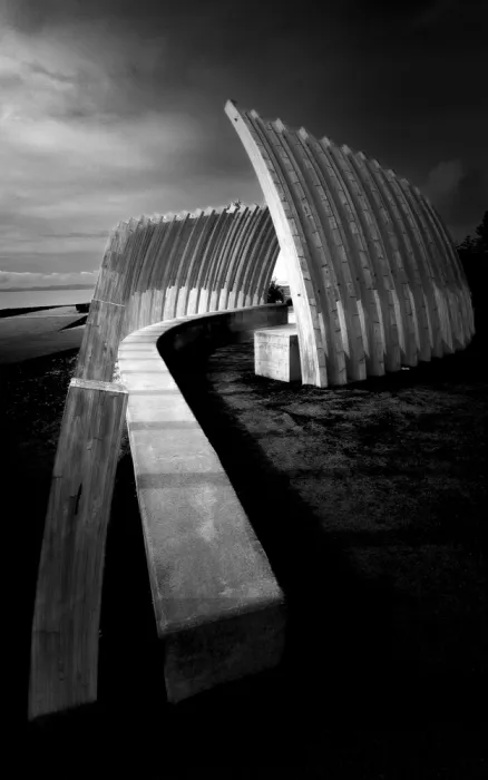 Li, Bing: Eine Skulptur am Strand