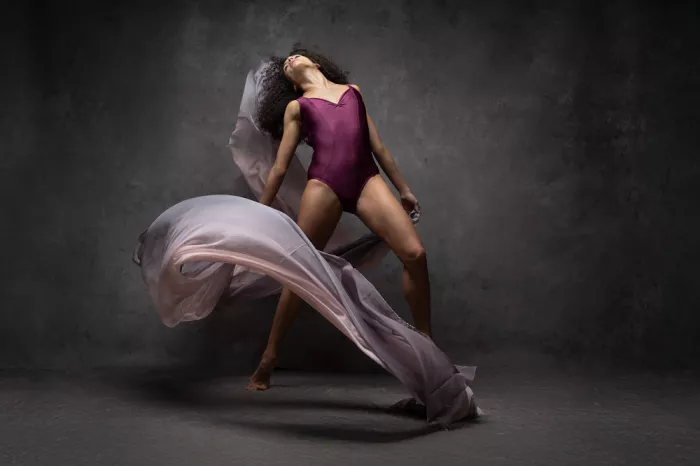 Raga, Gil Joan: Tulle dancing
