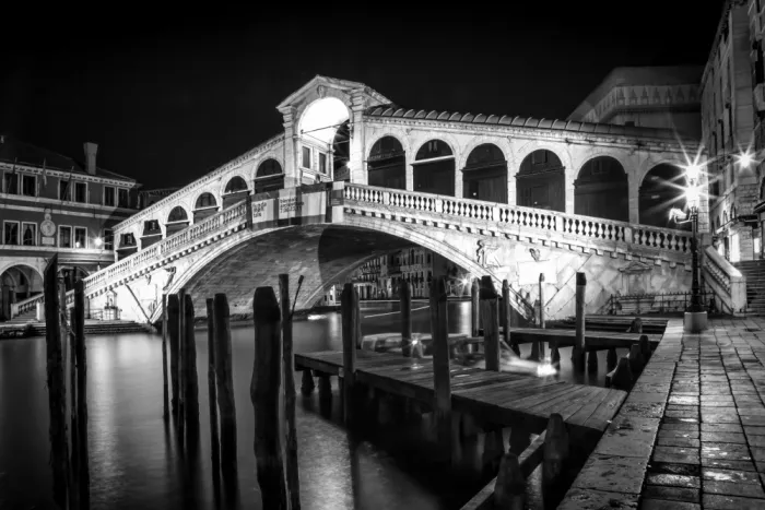 Viola, Melanie: VENEDIG Rialtobrücke bei Nacht - Monochrom