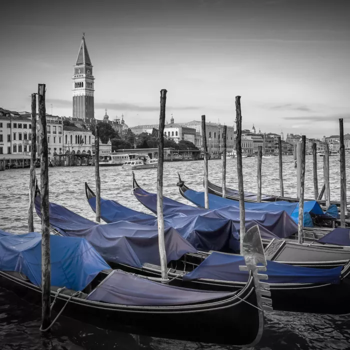 Viola, Melanie: Le iconiche gondole veneziane ormeggiate