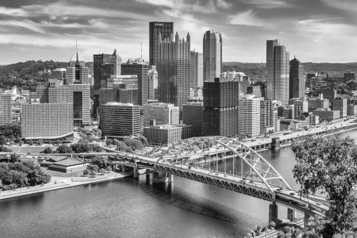 Viola, Melanie: Ponte Fort Pitt con Downtown Pittsburgh | Monocromatico