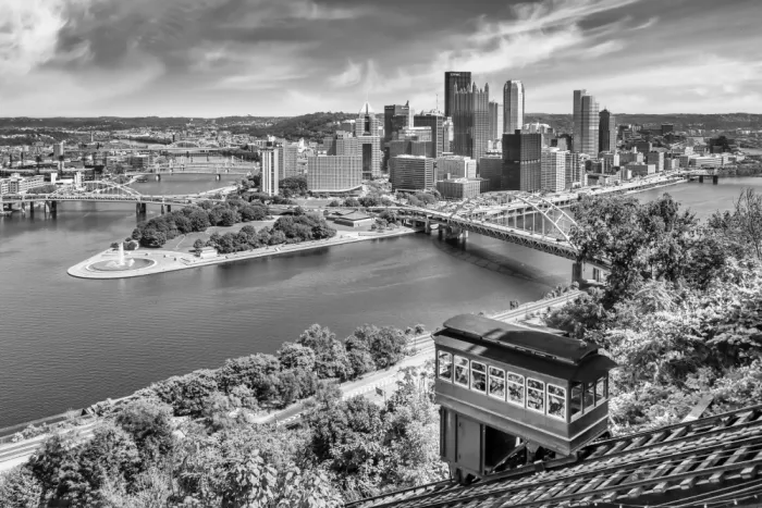 Viola, Melanie: Impressionante skyline di Pittsburgh con Duquesne Incline | Monocromatico