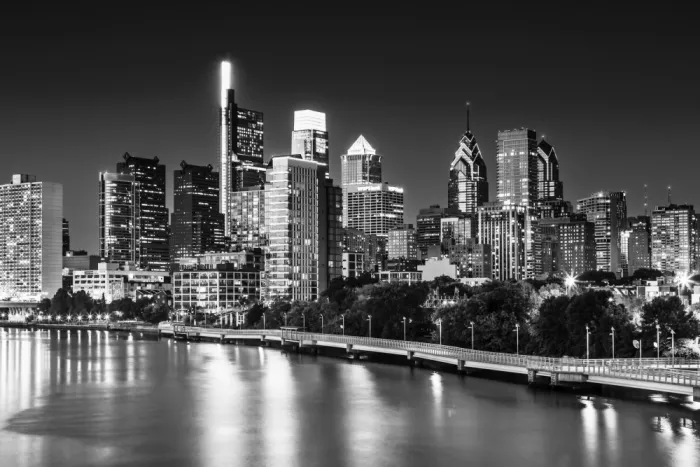 Viola, Melanie: Blick auf die Innenstadt von Philadelphia von der South Street Bridge am Abend