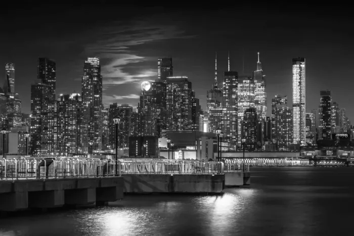 Viola, Melanie: Skyline del Midtown Manhattan con luna del raccolto