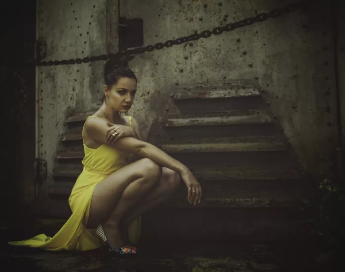 Bero, Georgios: Vestido amarillo