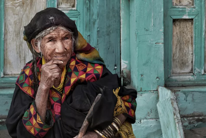 Perovich, Irene: Mujer Kalash anciana 02