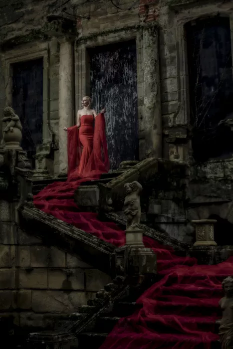 Smalley, Karen: Dama en vestido rojo