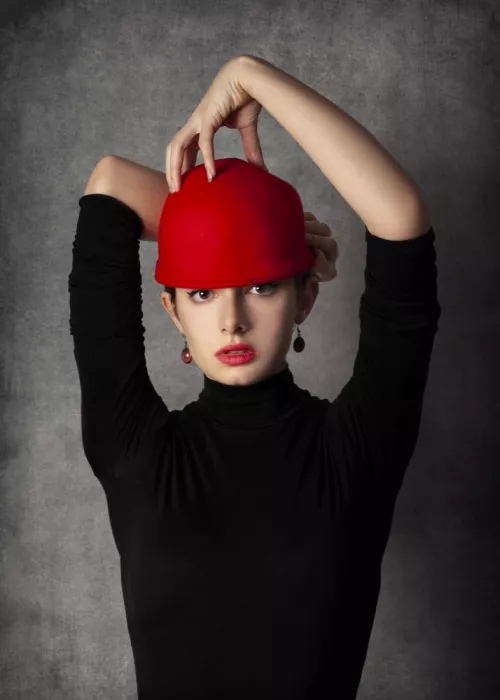 Codreanu, Teodora: Cappello rosso 2