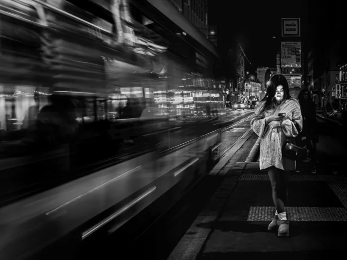 Yamamoto, Eiji: Straßenbahnhaltestelle bei Nacht