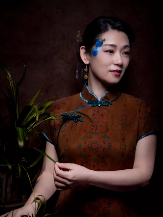 Wang, Jeff: Mujer y Qipao