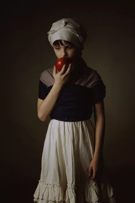 MATTY, TOV MAZAL: A girl with an Apple