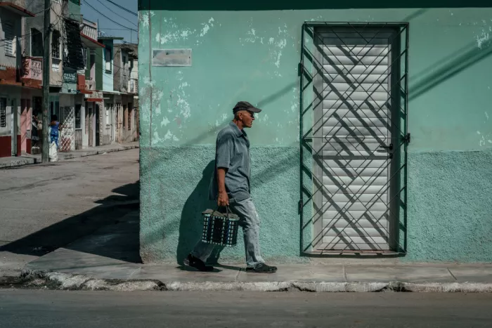 Bauer, Andy: Hombre caminando