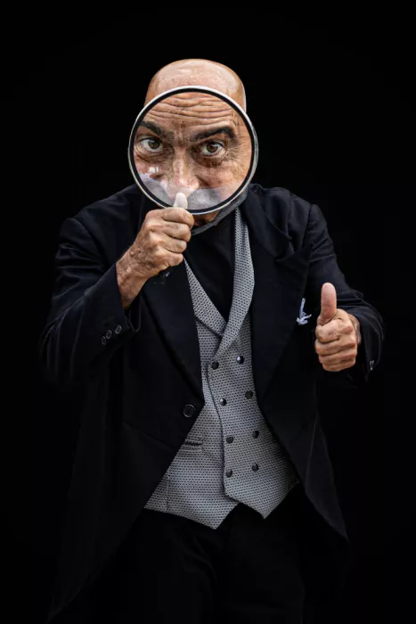 Calin, Silvia Rucsandra: The man with the magnifying glass
