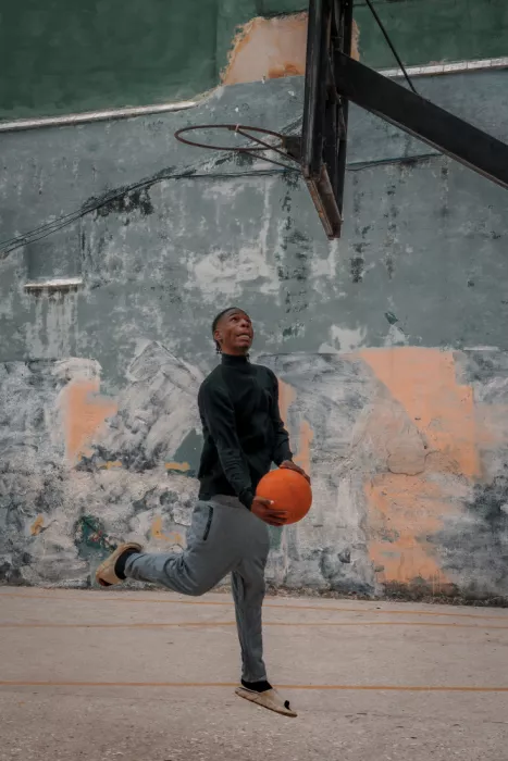 Bauer, Andy: Jugando al baloncesto