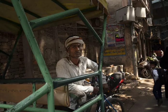 Molina, Elena: rickshaw driver in the streets of Varanasi