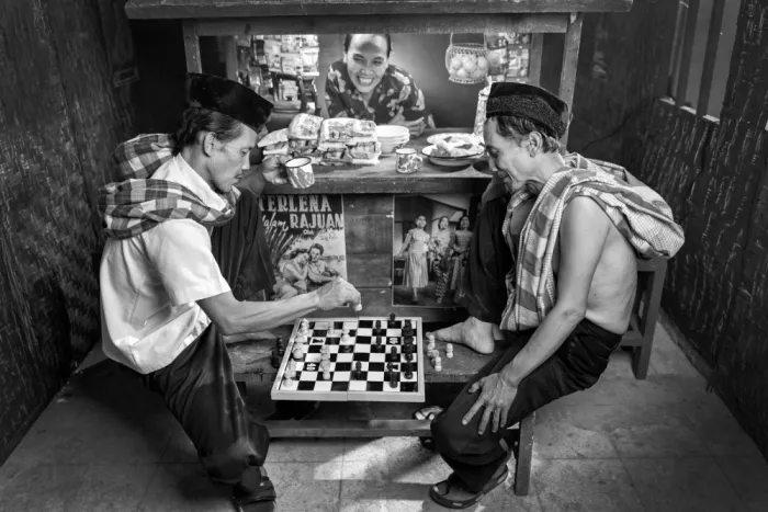 Bunjamin, Antonyus: Jugando ajedrez