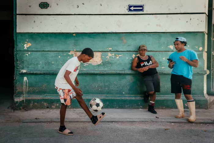 Bauer, Andy: Fußball auf der Straße