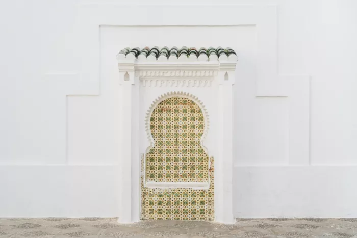 Photolovers: Azulejos coloridos y una pared blanca en Marruecos