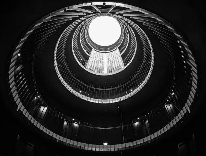 KOBAYASHI, KIMIO: Atrium métallique cerclé