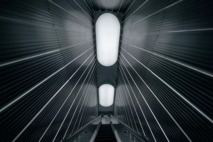 Feng, Calvin: La escalera mecánica hacia el cielo