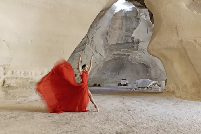 Waldmann, Shlomo: Sarah in a cave