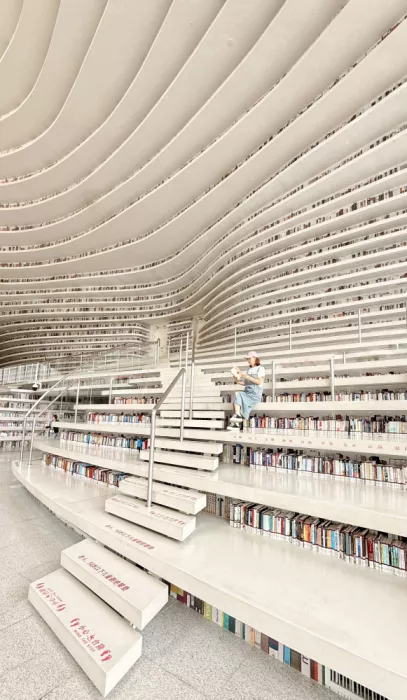 Zhao, Emma: Lesen in der Bibliothek