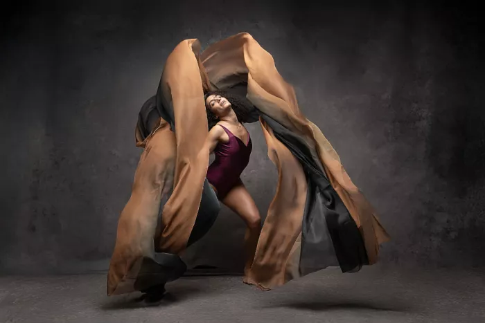 Raga, Gil Joan: Tulle dance