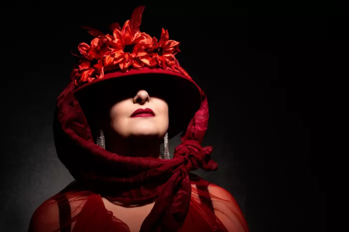 Mighorst, Ineke: Chapeau rouge aux fleurs