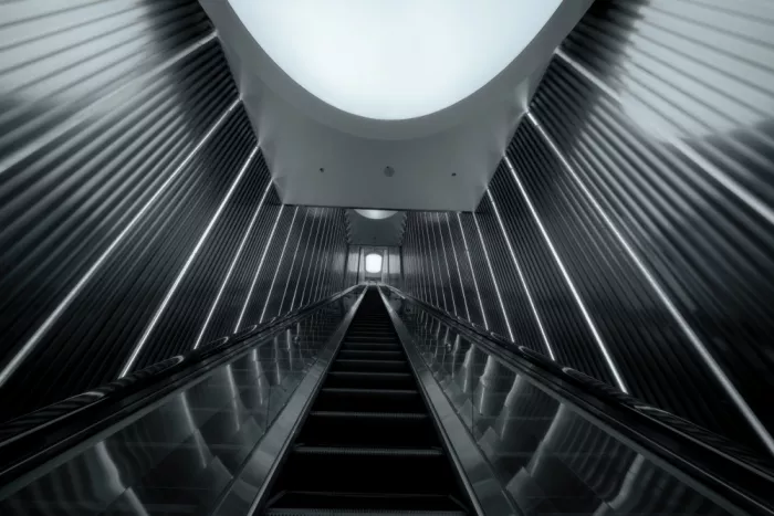 Feng, Calvin: La escalera mecánica