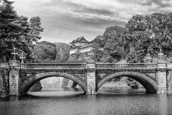 Viola, Melanie: Seimon Ishibashi e Nijubashi idilliaci con Palazzo Imperiale | monocromatico