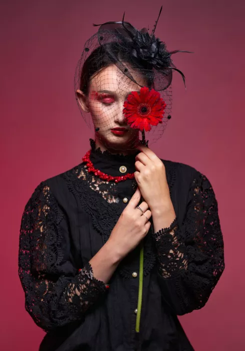 Ellbogen, Offer: Con un fiore rosso