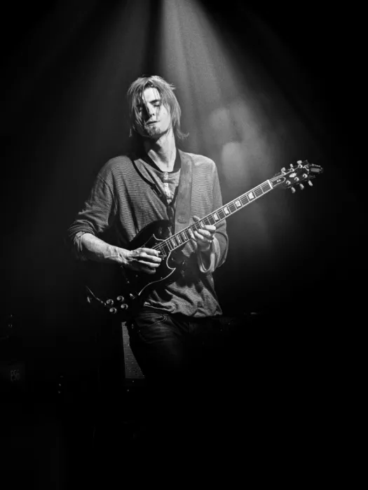 Yamamoto, Eiji: Jouer de la guitare sous les projecteurs