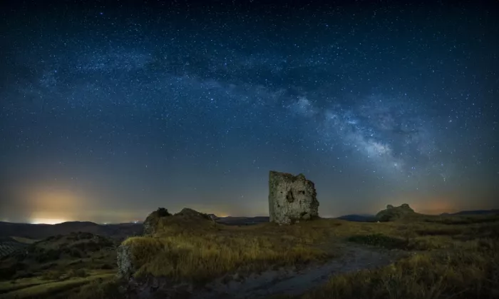 MARTÍNEZ, CARLOS JUAN: Pano: Ruinas del Castillo de Luna y vía láctea
