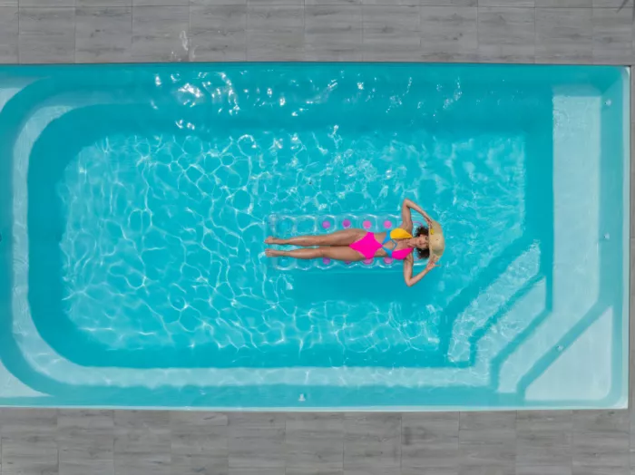 Ronnie, Khan Azim: Vibes de verano en la piscina