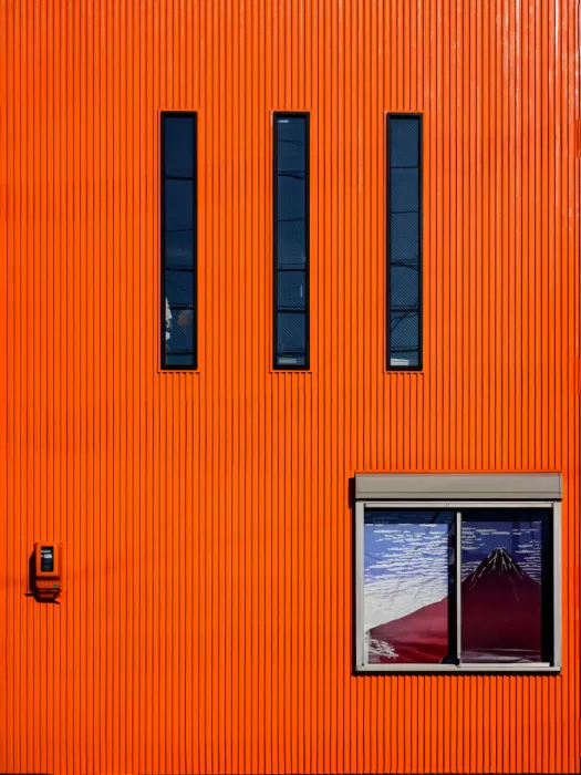 Komai, Kazuhiro: Una pared naranja