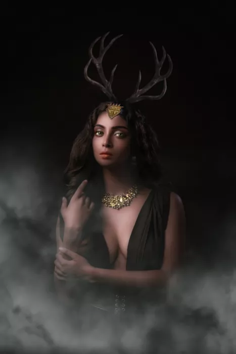 BHATTACHARYYA, PARTHA: Dame à la corne