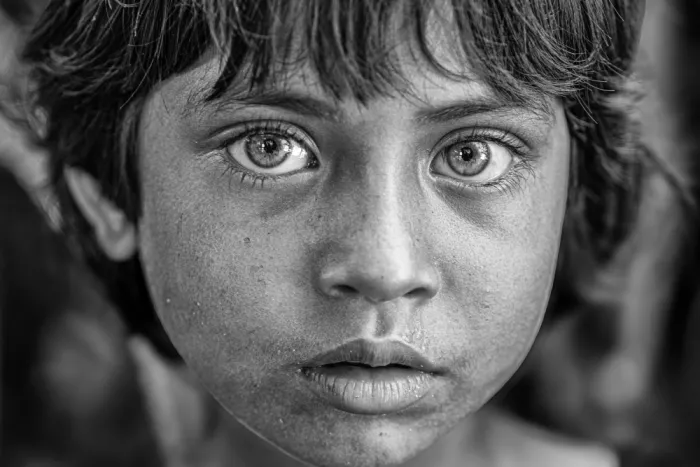 Ronnie, Khan Azim: Ojos del exilio