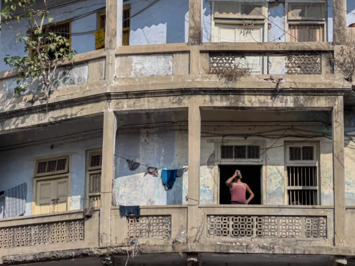 Lam, Ilana: Life Between the Cracks