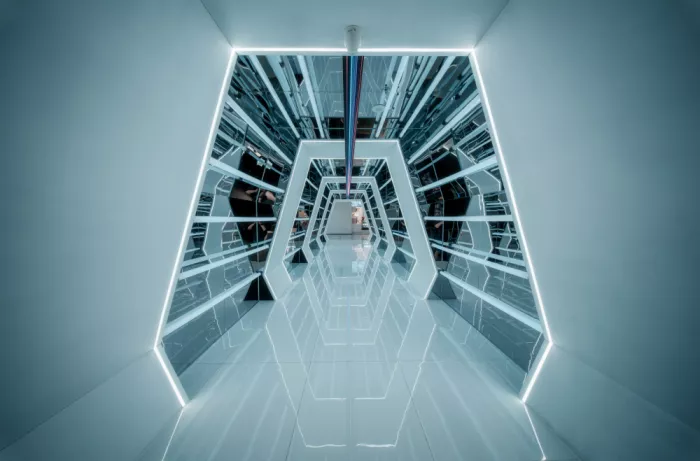 Feng, Calvin: Futuristická chodba