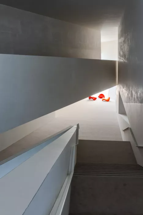 (laGrange), Vangindertael Luc: El patio rojo