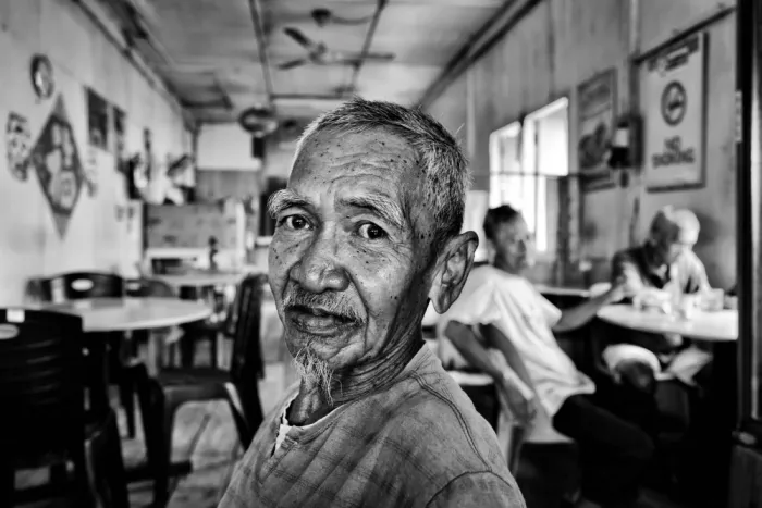 Long, Kieron: Clientes del café