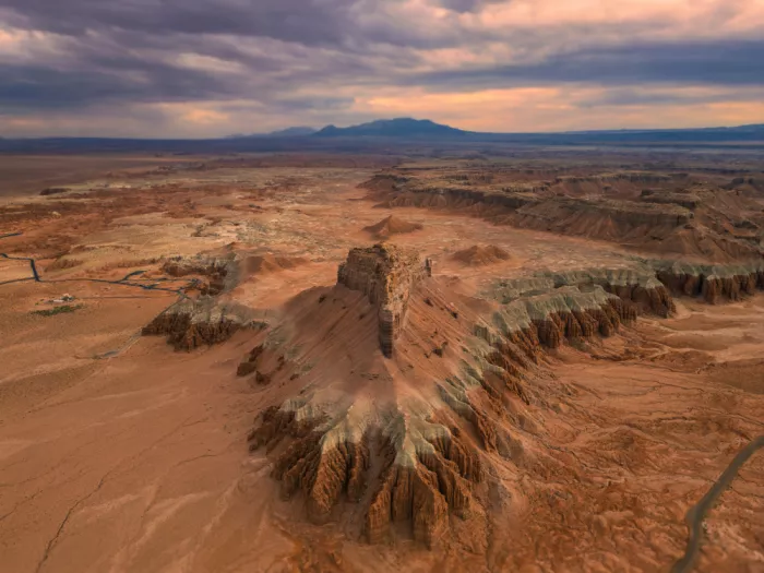 LI, MIN: Antes de la tormenta